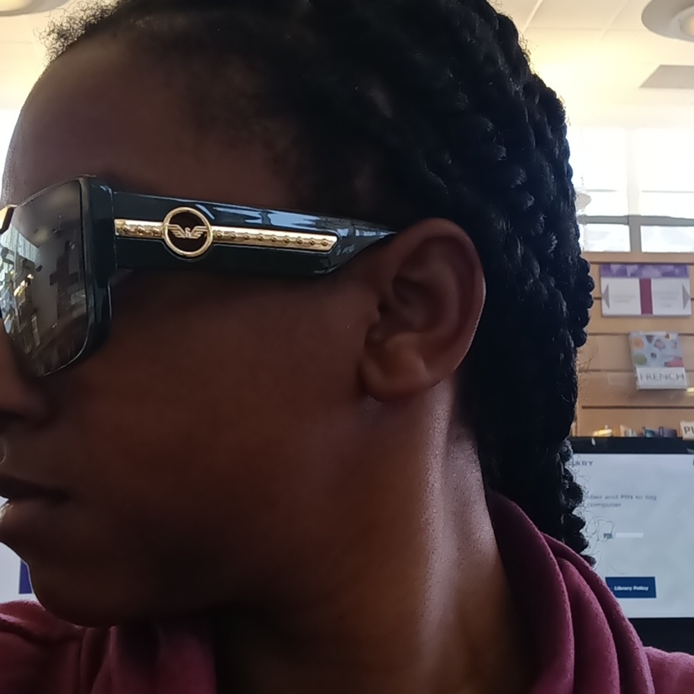 I m selling sport sun glasses